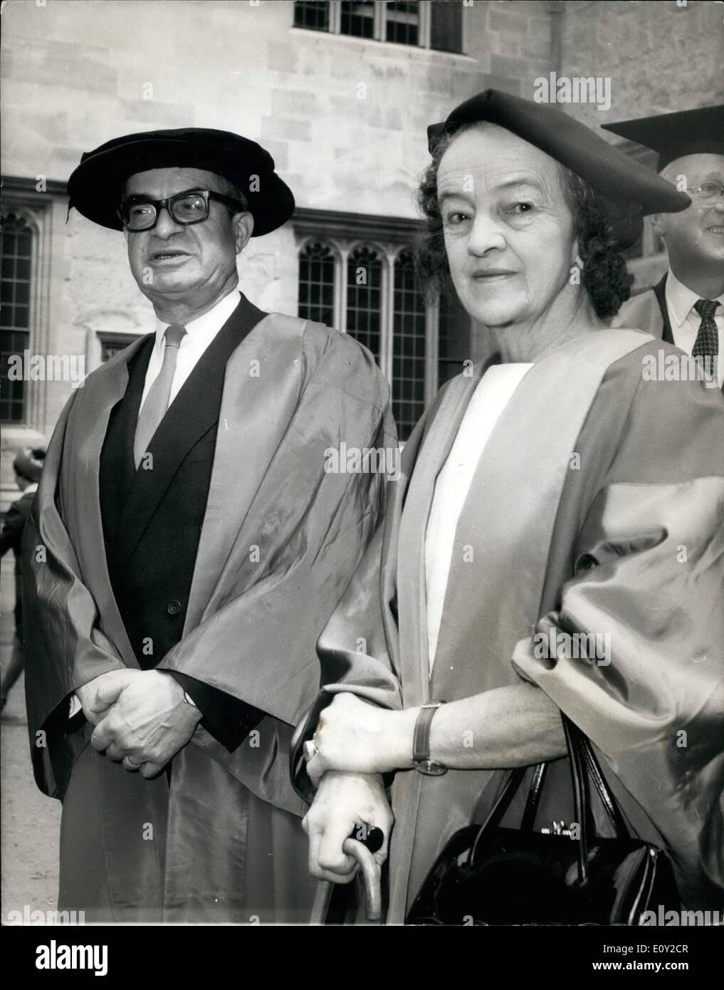 Juin 06, 1968 - Communauté économique européenne chef reçoit un diplôme honorifique à Oxford. M. Jean Rey, président de la Communauté économique européenne, a reçu aujourd'hui le diplôme honorifique de docteur en droit civil à l'Université d'Oxford. Montre Photo : M. Jean Rey est vu avec Dame Barbara Hepworth, sculptrice, qui ont reçu un diplôme honorifique de docteur en littérature, comme ils marchent en procession pour la présentation à l'Université d'Oxford aujourd'hui. Keystone Banque D'Images
