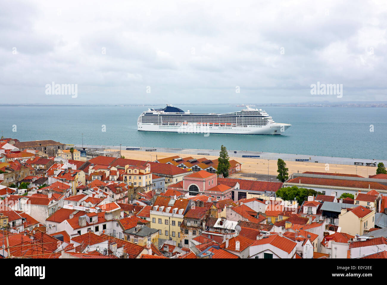 Maisons et le port de Lisbonne au Portugal Banque D'Images