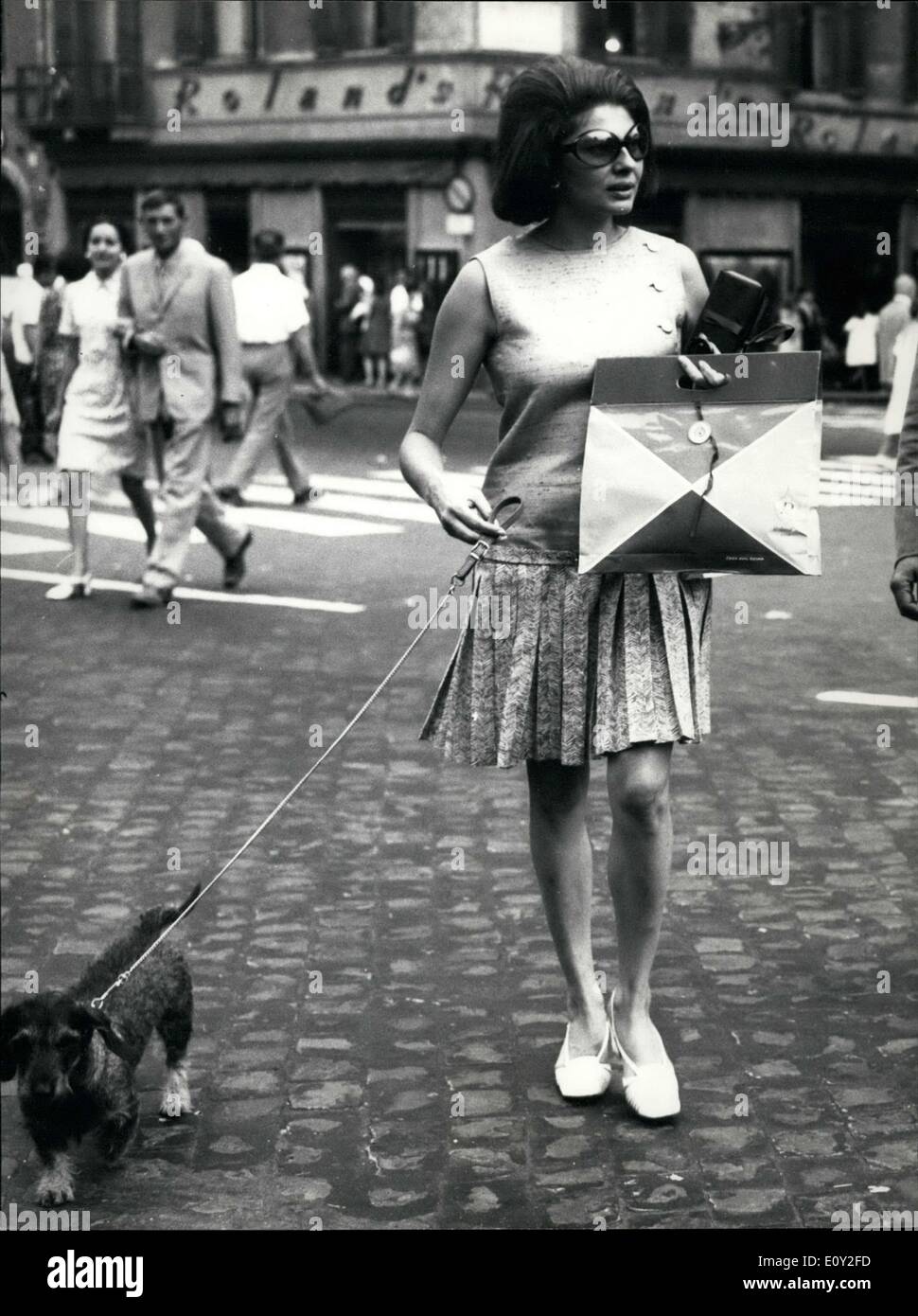 27 août 1968 - Soraya, toujours triste et seul, est vu ici marcher avec son ami, son chien. Après son dernier flirt avec le réalisateur italien Franco Indovina, rendue difficile par le fait qu'il avait une femme et des enfants, la princesse a choisi soit seul. Franco sera certainement plus sûr. Banque D'Images