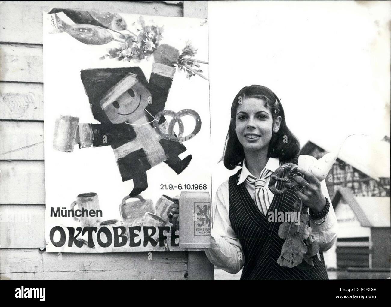 Septembre 02, 1968 - C'est Mademoiselle Helene de Paris. Elle est maintenant certains aliments et boissons typiques à des agrafes de la bière, une bière et des bretzels. L'actrice n'est pas venu pour le festival. Elle est venue d'établir des contacts avec de jeunes acteurs allemands. Banque D'Images