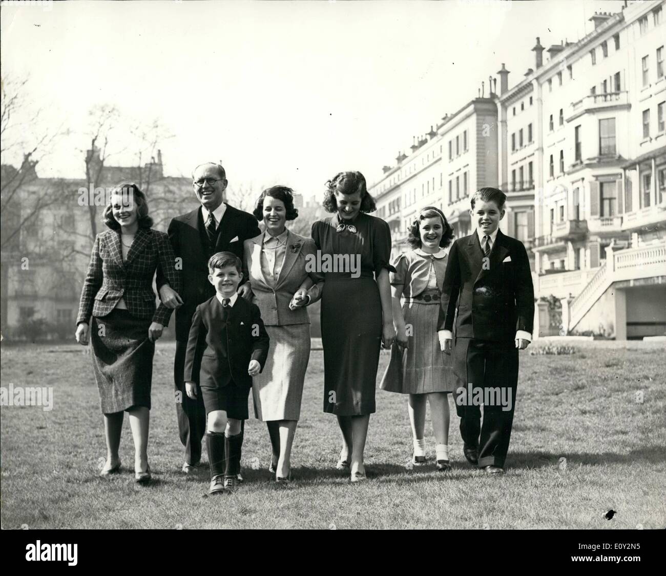 Juin 06, 1968 - Le sénateur Robert Kennedy est mort. Le sénateur Robert Kennedy est mort à l'hôpital Bon Samaritain, Los Angeles, 25 heures après avoir été abattu par un homme armé. Photo montre :- Cette photo - prises à Londres en 1938, indique M. Joseph Kennedy Sen. et sa femme, et cinq de leurs enfants. De gauche à droite : Kathleen ; M. Kennedy Sen. ; Mme Kennedy ; Patricia ; Jeanne ; Robert - et à l'avant, c'est Edward. M. Kennedy a été ambassadeur des États-Unis en Grande-Bretagne à partir de 1937-40. Banque D'Images