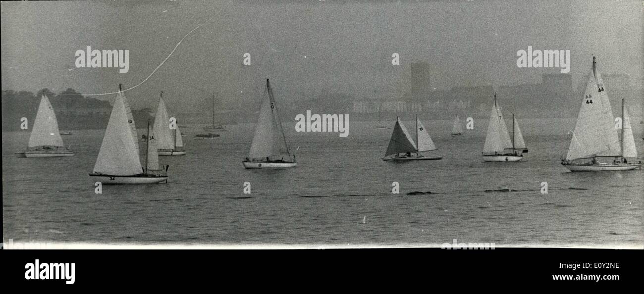 Juin 06, 1968 - Le début de la course à la voile transatlantique de  Plymouth. : 35 yachts partit de Plymouth hier sur les 3 000 milles de course  en solitaire à