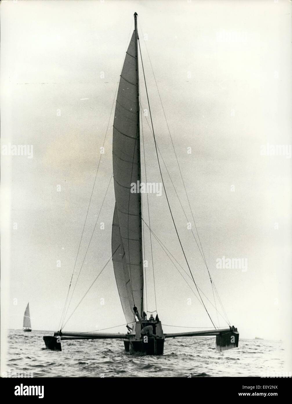 Jun. 06, 1968 Big-Air - opération de sauvetage en mer commence après le signal de détresse spectaculaire de l'Atlantique en solitaire Race : une opération de sauvetage air-mer dans l'Atlantique a commencé aujourd'hui après un signal de détresse a été pris en charge à français Joan de Kat dans son trimaran Yaksha, un concurrent de la Lone-traduction yacht race. Son message, qui dit, le yacht a se briser, est venue tôt aujourd'hui lorsqu'il était à 600 milles à l'ouest de l'Irlande. Tous les frais d'expédition dans la région ont été alertés. La photo montre le français Joan de Kat photographié à bord de son trimaran Yaksha avant le départ de la course à Plymouth. Banque D'Images