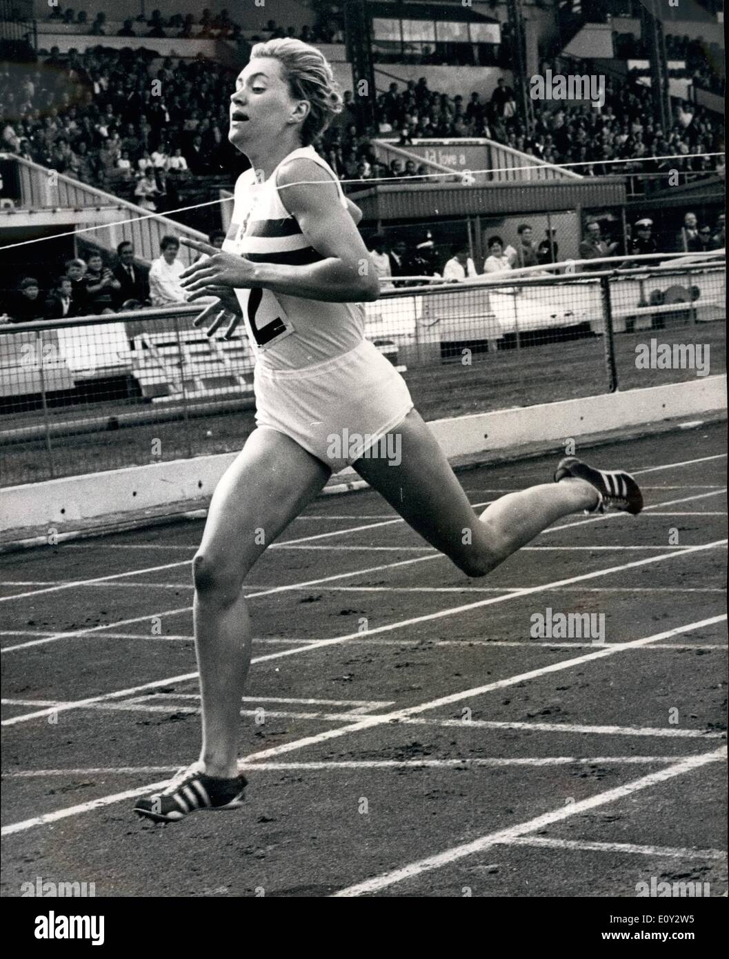 Septembre 09, 1968 - Athlétisme à White City. La Grande-Bretagne et la Pologne. La photo montre Lillian Board, vu gagner le 400 mètres en 53 secondes - au cours de la réunion internationale d'athlétisme entre la Grande Bretagne et la Pologne, au White City Stadium, Londres hier. Banque D'Images