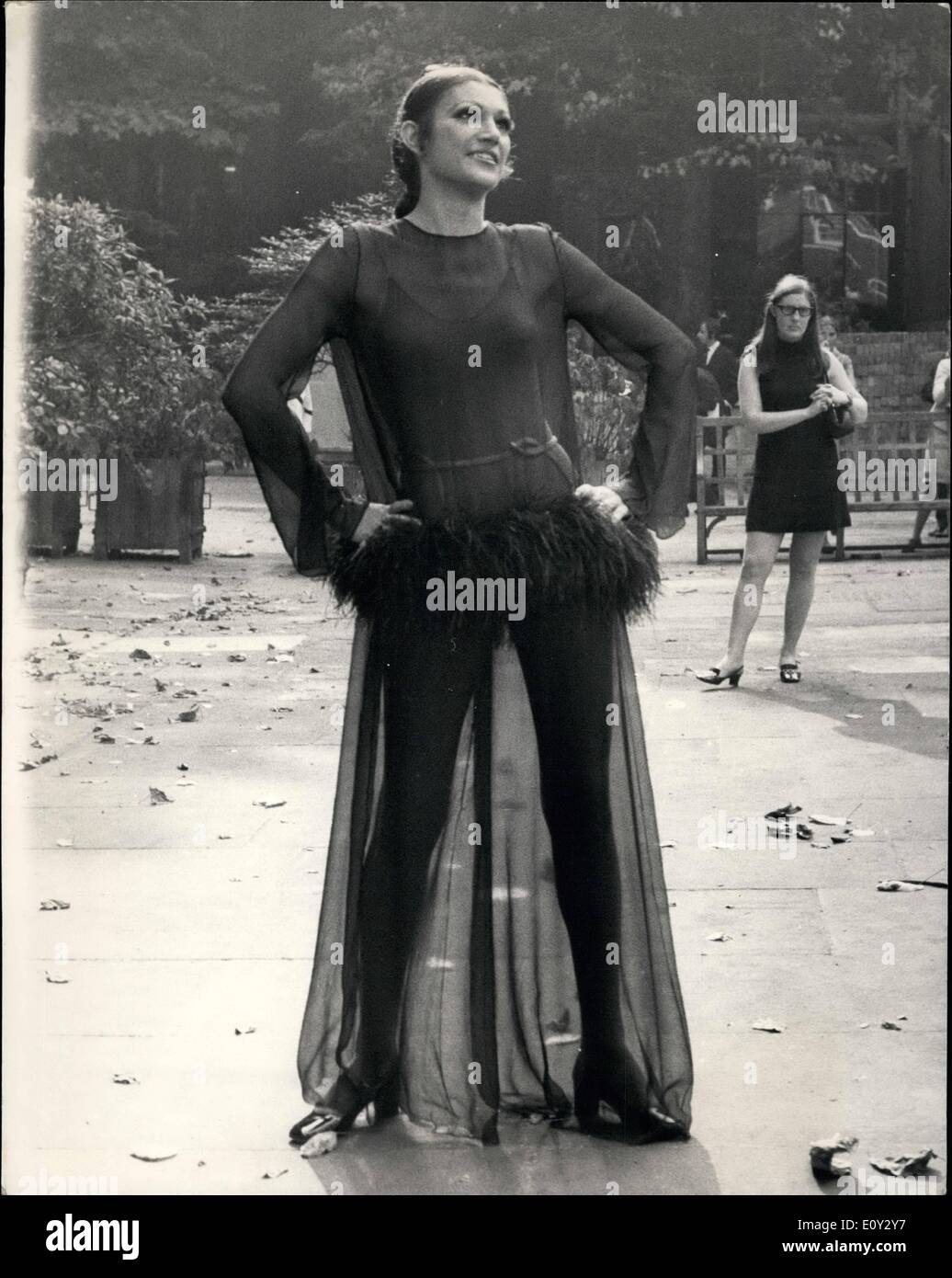 Septembre 09, 1968 - FASHION SHOW II, le Faehion LONDOW Associés Designers de Londres aujourd'hui mis en scène leur moyenne saison Fashion Show, KEYSTONE PHOTO MONTRE :- Prom Wallis de Londres venir cette rees, St Laurent de voir à travers la mousseline noire jump suit garni de plumes d'autruche autour des hanches, modélisé ici par Stevie Whittington Banque D'Images