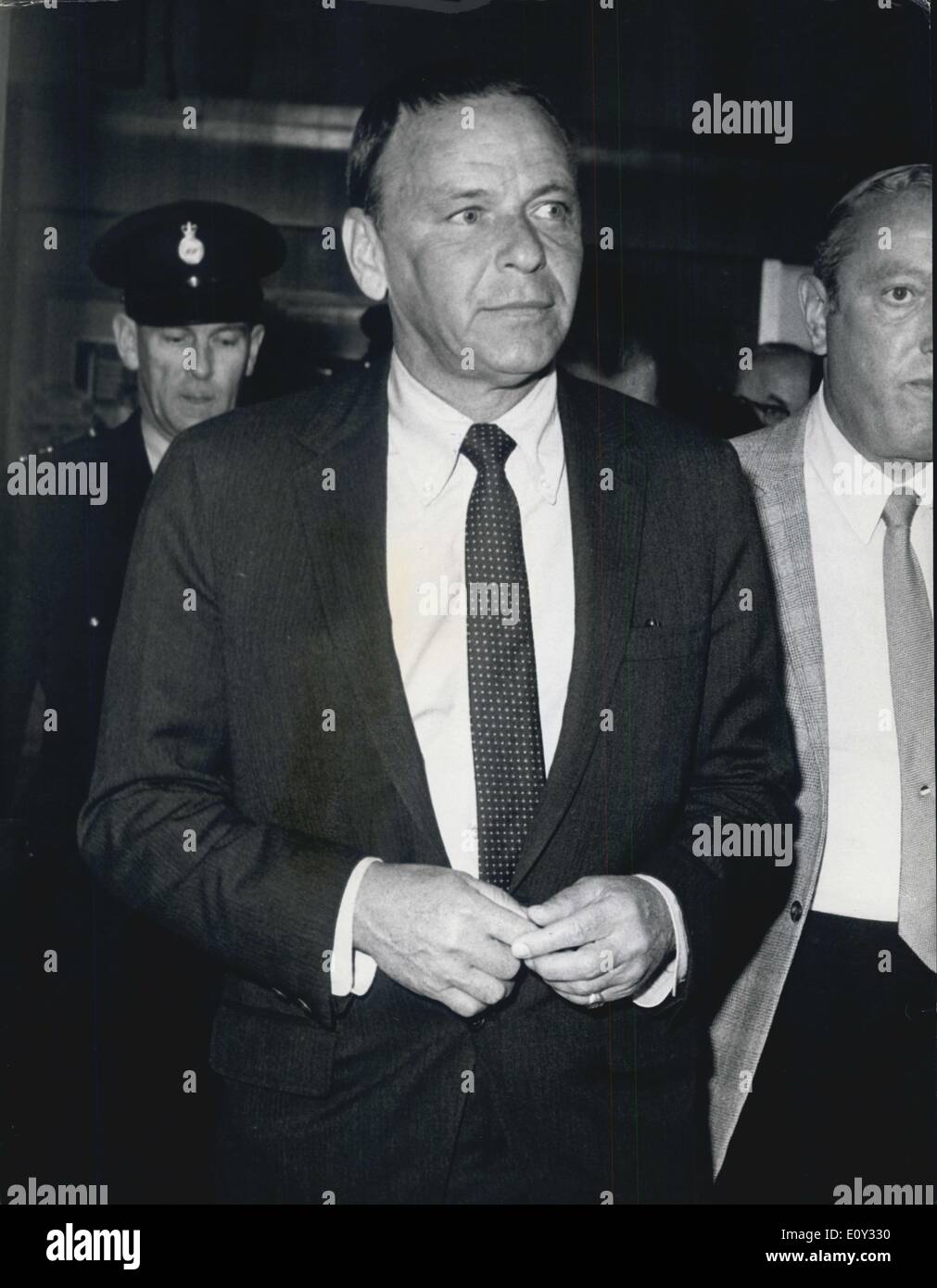 Juin 19, 1968 - Frank Sinatra arrive à Heathrow en l'air. Photo montre Singer Frank Sinatra en photo à son arrivée à l'aéroport de Heathrow ce matin. Banque D'Images
