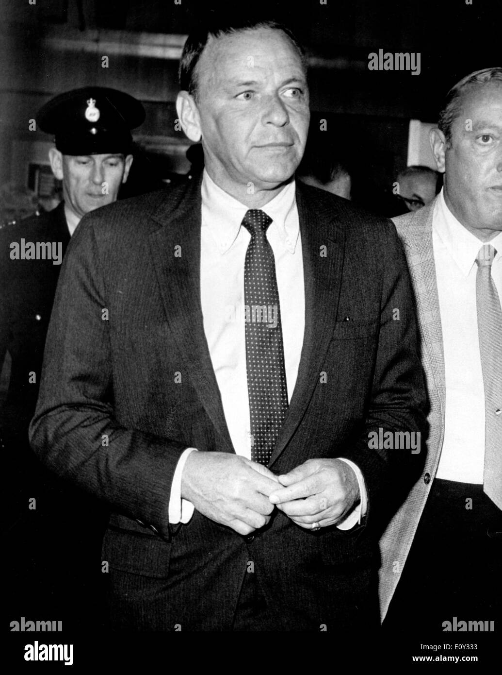 Chanteur Frank Sinatra arrive à l'aéroport de Heathrow Banque D'Images