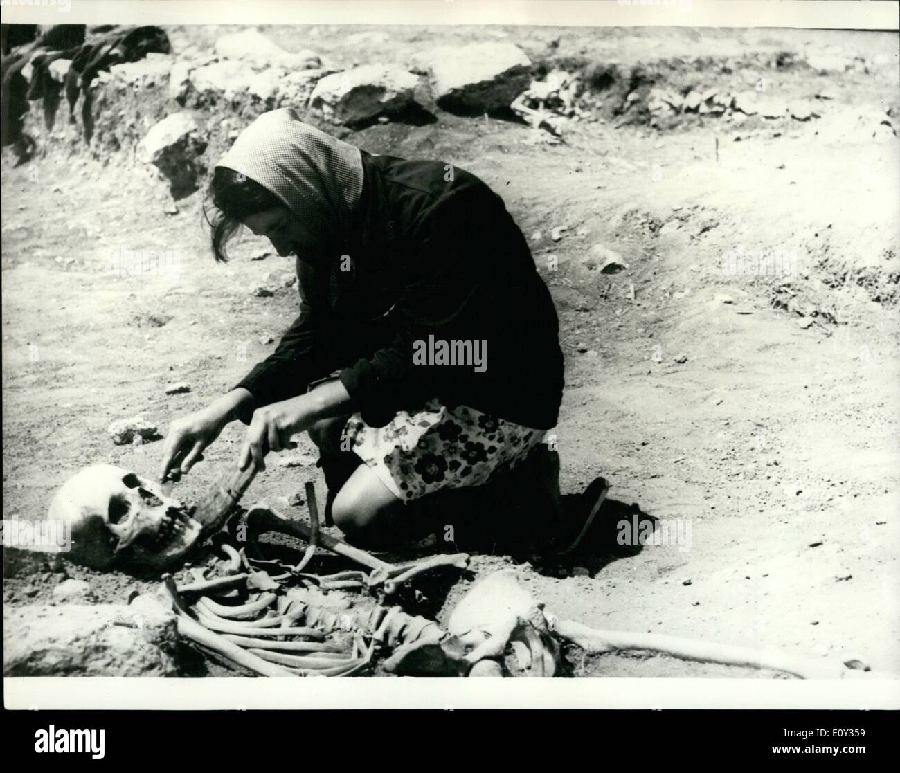Septembre 09, 1968 - une perle rare en Bulgarie. : c'est très rare que les archéologues ont la chance de trouver un squelette presque complète d'un long passé - mais n'archéologue quand creuser au cap Kaliakra, amedieval où Fort a été découvert dans le loacal caveson la côte de la mer Noire de la Bulgarie. Banque D'Images