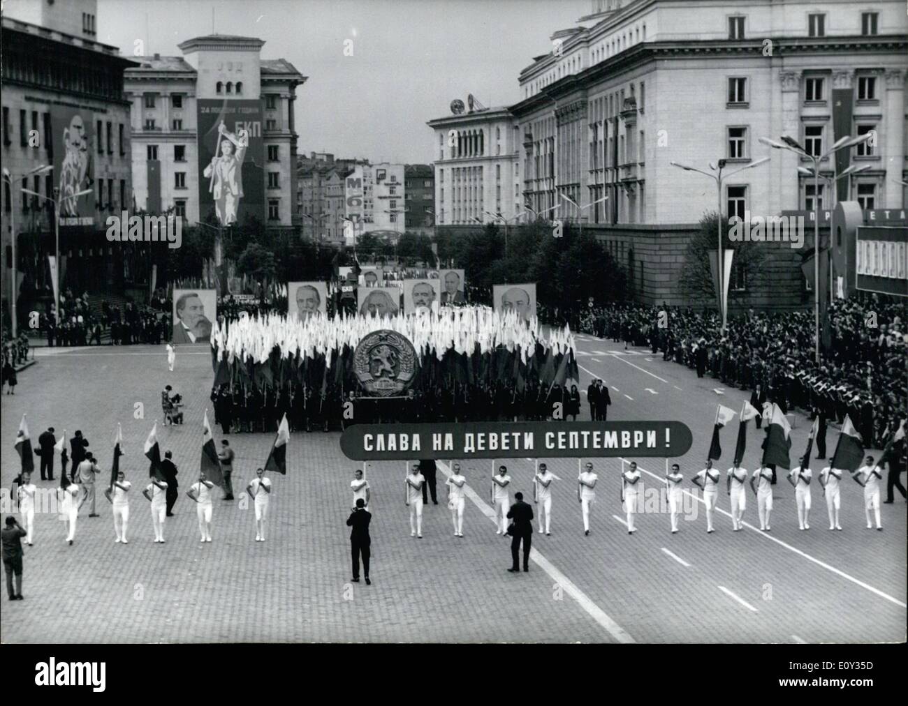 Septembre 09, 1968 - La solennelle démonstration du travail de Sofia à l'occasion de la fête nationale de la Bulgarie - 9 septembre. Photo montre les colonnes avant de la manifestation. Banque D'Images