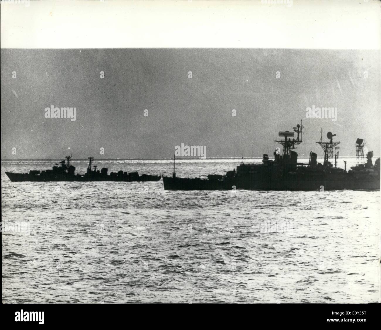 Septembre 09, 1968 - les navires et aéronefs russes continuent de ''Shadow''. La flotte de l'OTAN : guerre et avions russes continuent de ''shadow'' Les navires de la flotte de l'OTAN qui participent à l'exercice ''Silver''. Photo montre un ''soviétique Koltin destroyer de classe'' (à gauche) l'observation des États-Unis croiseur lance-missiles ''Springfield'', navire amiral de la flotte d'intervention de l'Atlantique, au cours de la ''Silver'' de la paix dans la mer de Norvège. Banque D'Images