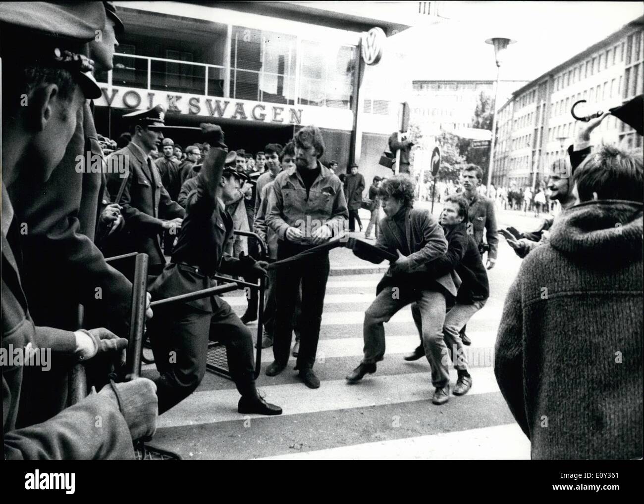Septembre 09, 1968 - Des émeutes au Salon du livre de Francfort. Comme l'octroi de la Peace Award du commerce du livre allemand à Léopold Senghor, président du Sénégal des Etats membres, des émeutes entre la police et plus de 000 manifestants ont eu lieu à Francfort hier. Les manifestants voulaient empêcher l'octroi et appelé 'un Senghor "élèves" meurtre''. parmi les jeunes manifestants, beaucoup d'entre eux sont membres de la ''SDS'' (Sozialistischer Deutscher Studentenbund), a été l'Allemand Français Daniel Cohn Bendit, chef de l'émeute de Paris en mai Banque D'Images