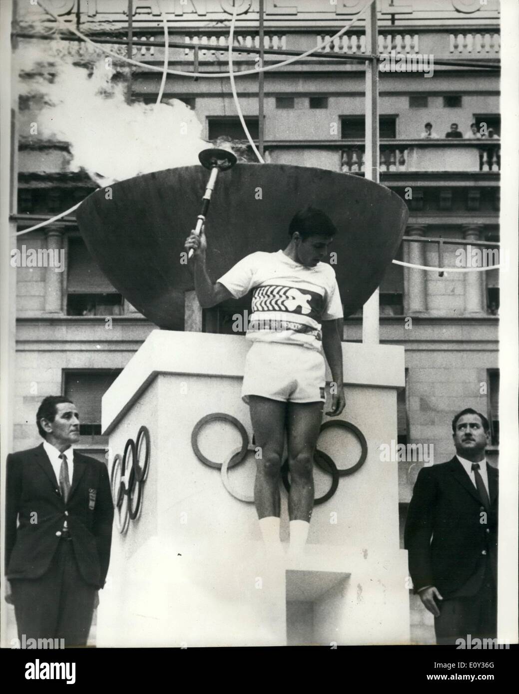 Septembre 09, 1968 - Flamme olympique arrive à Barcelone. : La torche olympique du Mont Olympe en cours à la main sur son chemin au Mexique Jeux Olympiques, a explosé à Barcelone, deux blessés, les athlètes espagnols. Un "réservoir", la Flamme Olympique va brûler dans la procession derrière les coureurs, a remplacé l'un détruit dans l'explosion, apparemment causé par une accumulation de gaz Banque D'Images