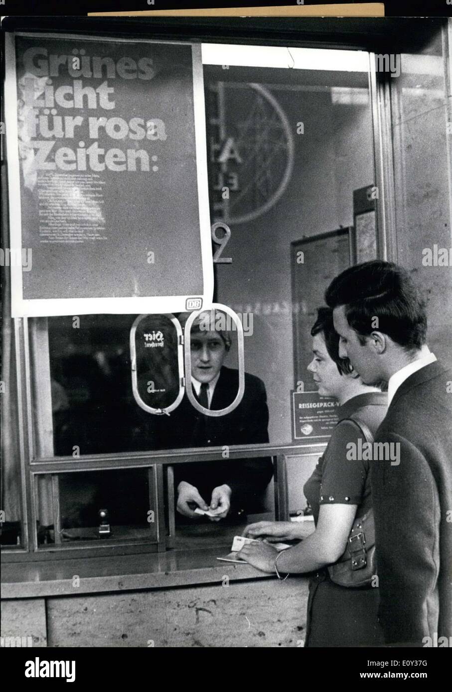 Le 14 septembre, 1968 - Le gouvernement allemand a donné un billet de chemin de fer pour deux passagers sous le nom ''Gruenes Licht fuer rosa Reisen.'' le billet à travailler une paire de personnes et aide le chemin de fer réduit les coûts. Ceci ne fonctionnera pas seulement pour des couples cependant. Père et fille, frère et soeur, et beaucoup d'autres sont admissibles pour le billet. Banque D'Images