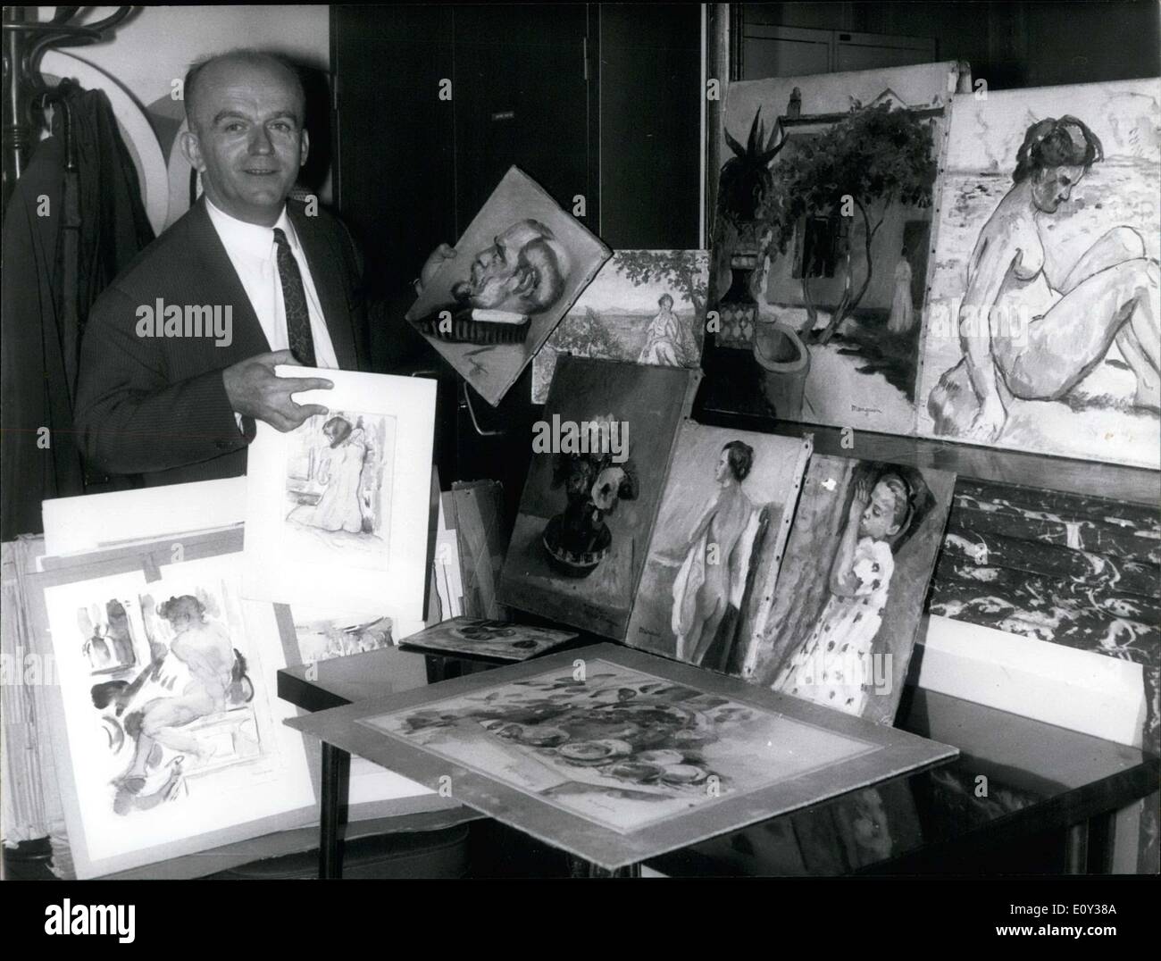 Septembre 17, 1968 - Jean Lelminoel avec tableaux volés Banque D'Images
