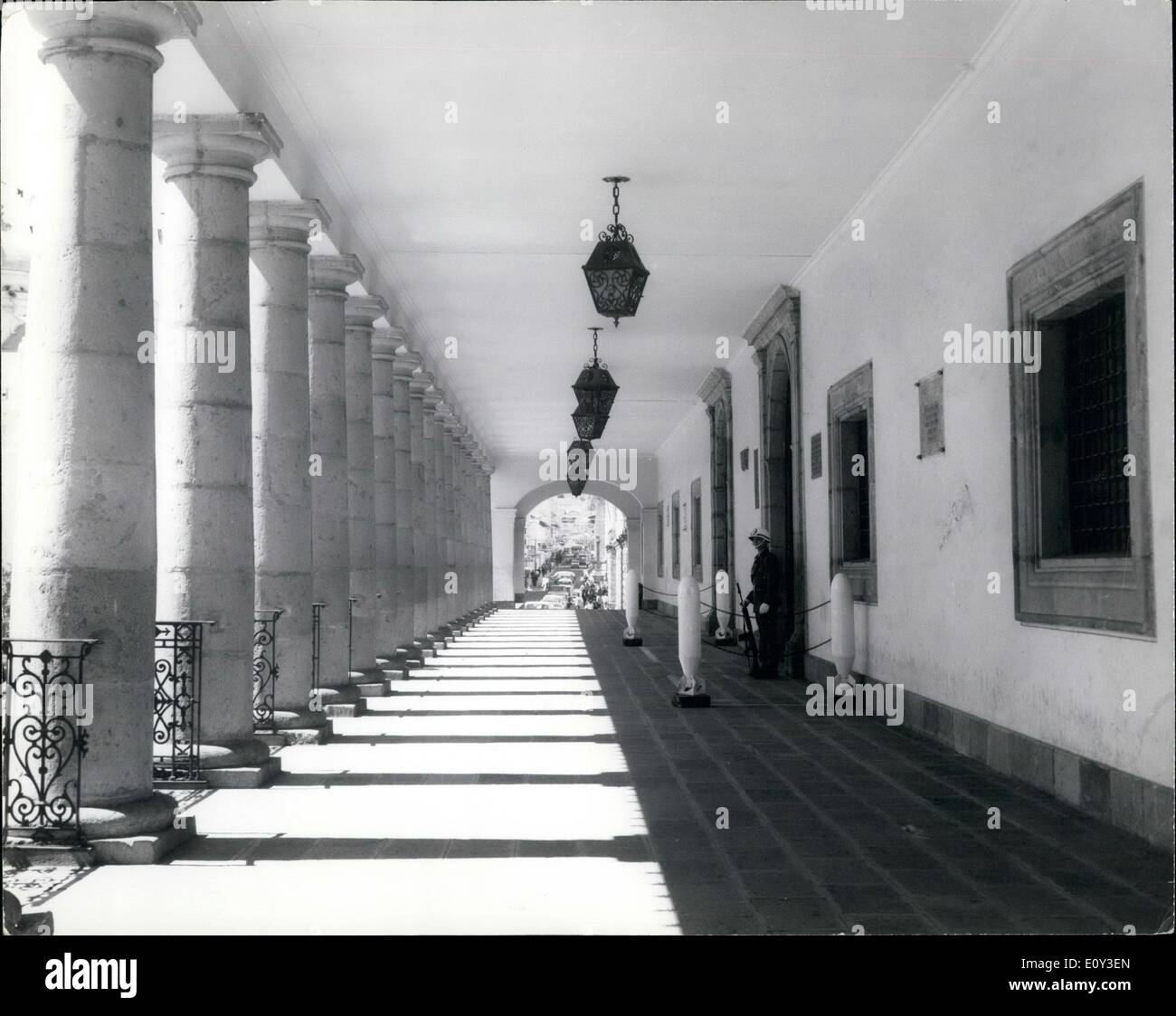 Juillet 07, 1968 - EQUATEUR - Quito - ont nouveau président : Le coureur de palais du gouvernement. Le plafond forme différentes lanternes coloniales hang. Elle ont une des colonnes de pierre avec fer forgé. Il s'agit d'une résidence du Président. Banque D'Images