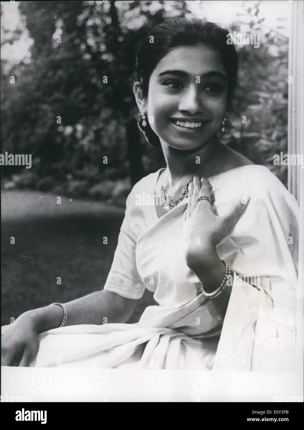 Juillet 07, 1968 - il est engagé pour le Prince héritier de Jordanie : le Prince Hassan de Jordanie, le plus jeune frère du roi Hussein, s'est engagé à Mlle Tharwat Ikramallah, 20 ans, fille d'un ancien ambassadeur pakistanais à Londres. Un arrêté royal publié à Amman avec Ikramallah Mlle décorée du titre de Princesse. Photo montre Mlle Tharwat Ikramallah qui est engagé pour le Prince Hassan de Jordanie. Banque D'Images