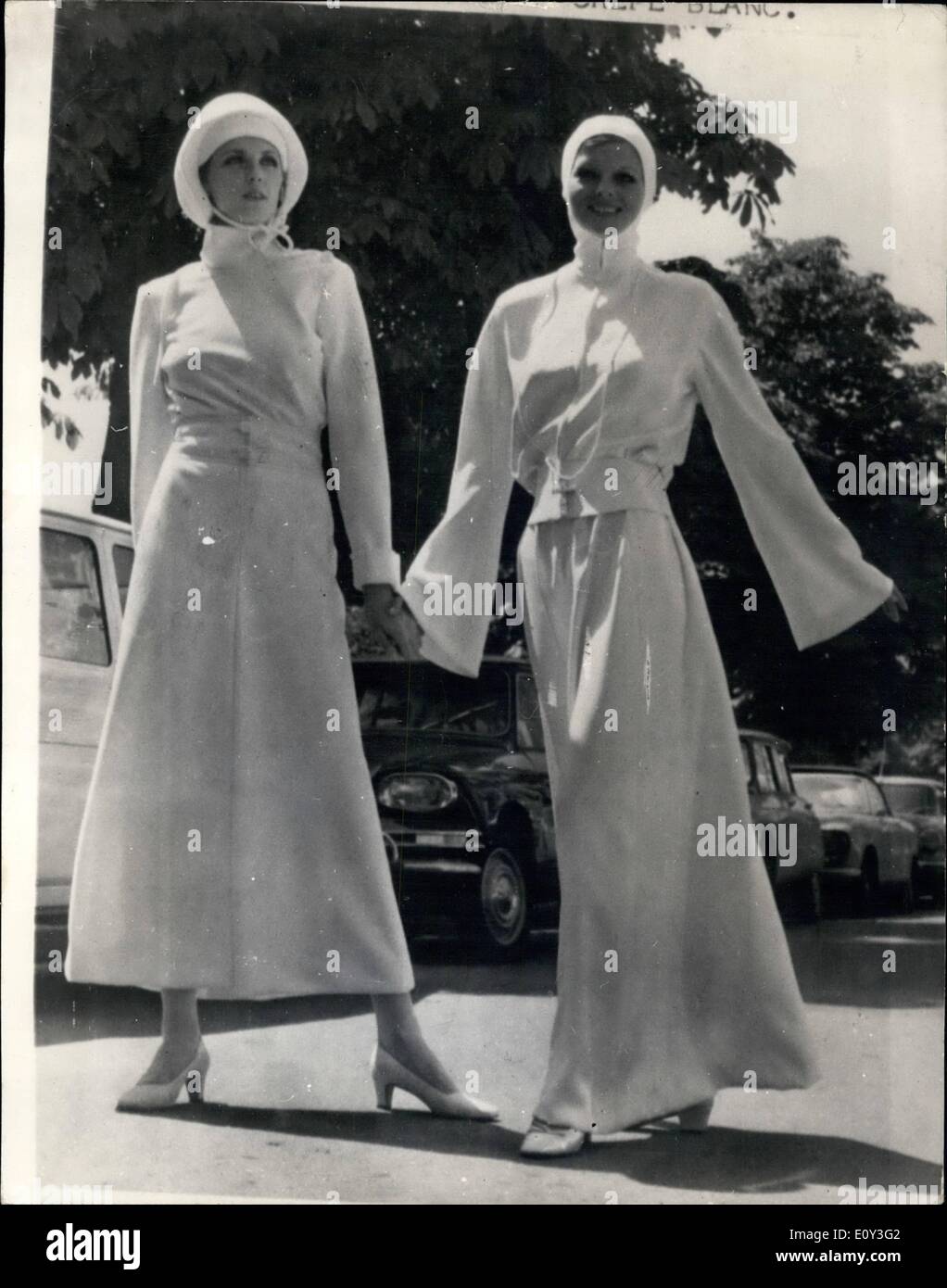 Juillet 07, 1968 - Jacques Heim présente Fashions un couvent : Dans la  boutique américaine mini-jupe versions des habitudes alimentaires portés  par les moniales sont vendus par centaines. Maintenant dans le nouveau