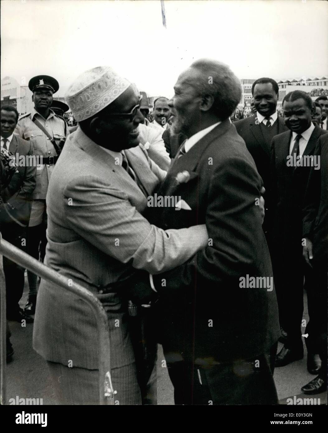 Juillet 07, 1968 Visite du Président de la Somalie - Kenya. : Le Président Abdirashid Ali Shermarke, de la Somalie, a été accueilli à l'aéroport par le président Kenyatta, lorsqu'il est arrivé à l'aéroport au Kenya pour une visite de cinq jours. Le président Shermarke était accompagné par le Premier Ministre de la Somalie. M. Mohamad Iberahim Egal. La photo montre le président Kenyatta (à droite) vu le président Shermarke souhaits sur l'arrivée de ce dernier au Kenya. Banque D'Images