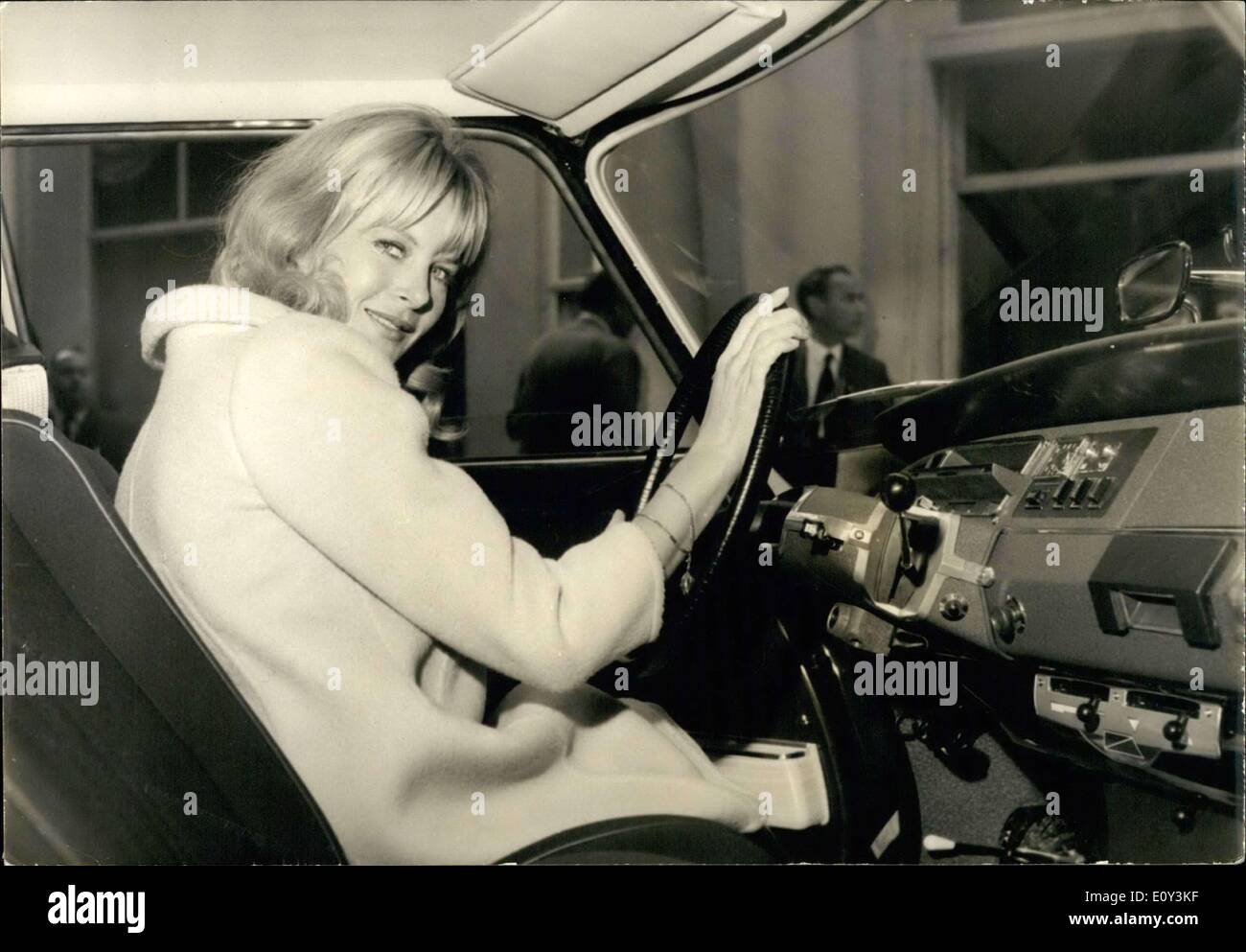 Le 30 septembre 1968 - Femme au volant Citroen ID 20 avec nouveau tableau de bord Banque D'Images