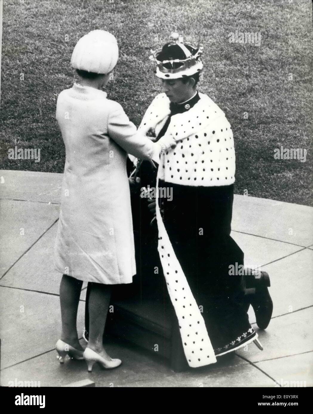 Juillet 07, 1968 - INVESTITURE DU PRINCE DE GALLES, Son Altesse Royale le Prince Charles est aujourd'hui investi comme Prince de Galles par Sa Majesté la Reine lors d'une cérémonie à Caernervon Château. PHOTO MONTRE : UN le Prince de Galles, s'agenouille devant elle, Sa Majesté la reine place l'ernins bleu et cape autour de l'épaule de son fils. Banque D'Images