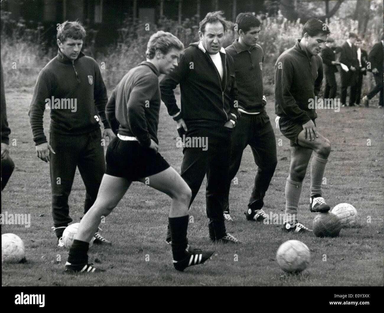 10 octobre 1968 - Train pour Estuadiantes match Manchester : Estudiantes ont eu leur première journée de formation hier après son arrivée à Lymn, Cheshire, pour se préparer à leur monde Championnat du Club 2ème. match aller contre Manchester United. Formation a eu lieu sur un terrain de soccer de l'école à proximité à Lynm. Photo montre montres Entraîneur Zubeldia Malbernat à la pratique de prise de vue. Banque D'Images