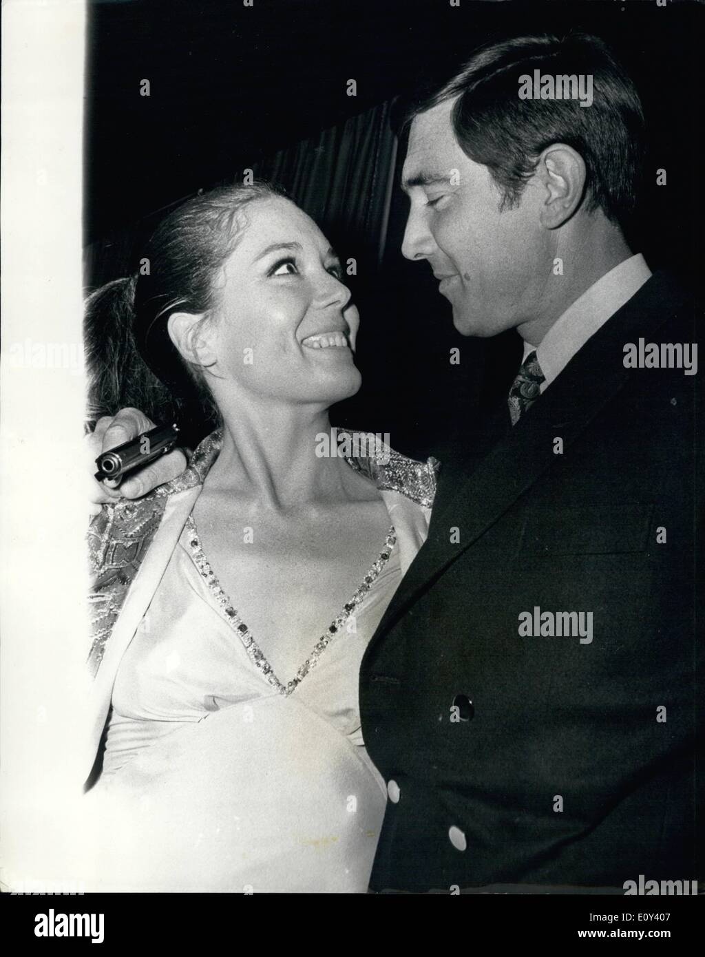 10 octobre 1968 - Emma Peel rejoint le 'Bond' L'actrice Diana Rigg de Brigade à new star film de James Bond "Au Service Secret de sa Majesté. L'actrice Diana Rigg a signé à étoiles en face de George Lazenby dans le nouveau film de James Bond "Au Service Secret de sa majesté''. Dans ce film, Bond ne s'arrête pas à faire l'amour à sa femme luxuriante, Tracy (Diana Rigg), il a effectivement l'épouse. Mais tout n'est pas juste dans cet amour et la guerre, Diana est tué avant la fin du film. Sur ce tournage, la 6ème Bond, commence le 21 octobre en Suisse Banque D'Images