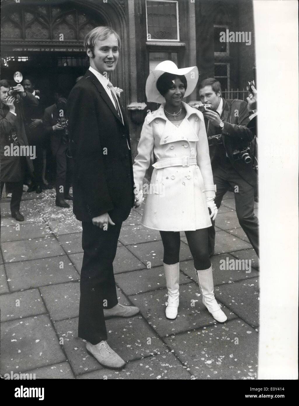 10 octobre 1968 - le fils de pairs weds African girl : le mariage a eu lieu ce matin à l'Hôtel de Ville d'Edmonton, M. David Pollock le 22 ans, fils et héritier du vicomte Hanworth âgé de 52 ans, qui est un avocat inscrit, à 20 ans, Elizabeth Vambe, qui est né en Rhodésie et elle sera le premier Africain de la Grande-Bretagne, David Peeress et Elizabeth elle est venue en Angleterre il y a neuf ans sont étudiants à l'Université Sussex.Il est à étudier l'économie et elle la politique, ils se rencontrent en 1966. Son père est M. Banque D'Images