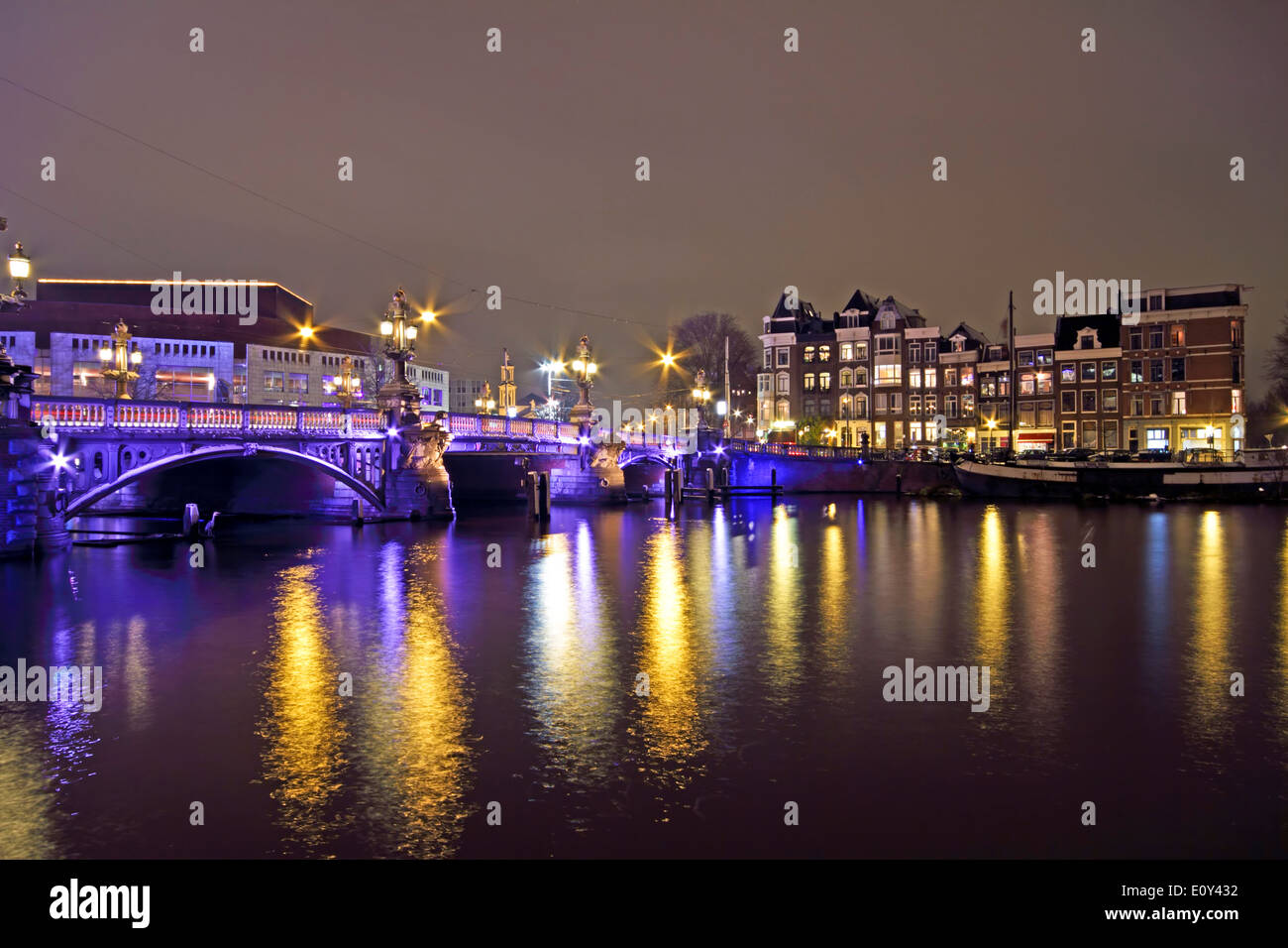 Amsterdam par nuit avec le pont bleu à l'Amstel aux Pays-Bas Banque D'Images