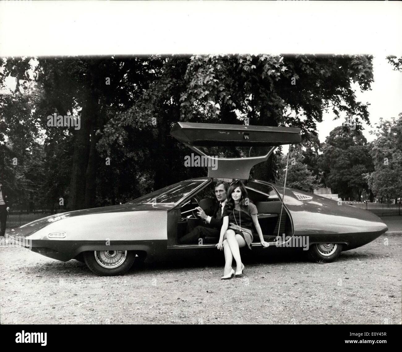 Juillet 09, 1968 - voiture futuriste pour un nouvel espace Film : Le dernier film de l'espace actuellement en cours à Pinewood est appelée ''doppelganger'', une histoire de l'astronaute américain à l'exploration de l'espace dans un théâtre. La star du film est de 30 ans, Roy Thinnes, un acteur américain fait ses débuts au cinéma. Il est mieux connu sur la télévision américaine pour ses pièces dans les envahisseurs, et l'été long et chaud. L'histoire de double est situé dans la dernière décennie de ce siècle et concerne la découverte d'une planète derrière le Soleil. co-starring avec Patrick Wymark Thinnes sont, Ian Hendry et Herbert Lom Banque D'Images
