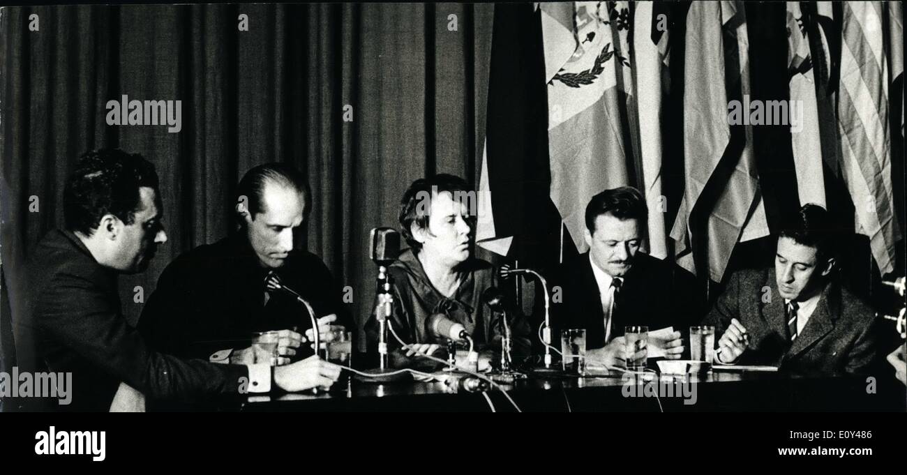 10 octobre 1968 - Haydee Santamaría répondant aux questions posées par un groupe d'écrivains latino-américains. De gauche à droite ; Enrique Lihn (Chili), Roberto Fernandez Retamar (Cuba), Mario Benodetti (Uruguay) et Roque Dalton (El Salvador) Banque D'Images 10 octobre 1968 - Haydee Santamaría répondant aux questions posées par un groupe d'écrivains latino-américains. De gauche à droite ; Enrique Lihn (Chili), Roberto Fernandez Retamar (Cuba), Mario Benodetti (Uruguay) et Roque Dalton (El Salvador) Banque D'Images