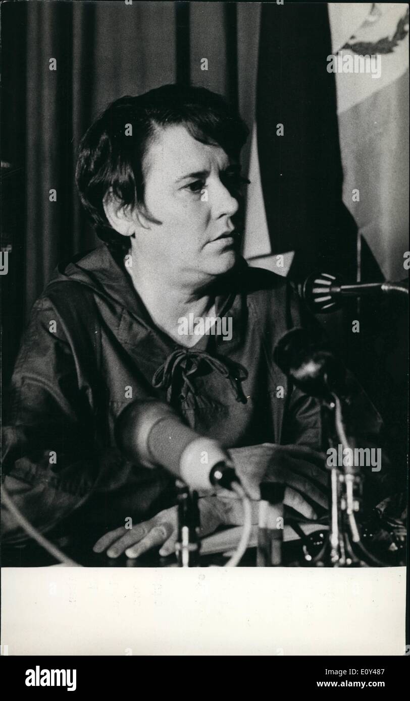 10 octobre 1968 - Haydee Santamaría répondant aux questions posées par un groupe d'écrivains latino-américains. De gauche à droite ; Enrique Lihn (Chili), Roberto Fernandez Retamar (Cuba), Mario Benodetti (Uruguay) et Roque Dalton (El Salvador) Banque D'Images 10 octobre 1968 - Haydee Santamaría répondant aux questions posées par un groupe d'écrivains latino-américains. De gauche à droite ; Enrique Lihn (Chili), Roberto Fernandez Retamar (Cuba), Mario Benodetti (Uruguay) et Roque Dalton (El Salvador) Banque D'Images