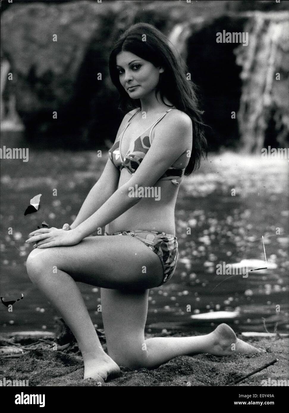 10 octobre 1968 - Le plus beau poils noirs du cinéma italien.. sont de la jolie actrice actrice Angela Di Leo, 18 ans, d'Avellino près de nales. Elle travaille à Cinecittà tout juste trois mois qu'elle a assisté à une fête donnée par son ami. Au cours de cette partie elle a été noté par un jeune directeur qui assistait également à la fête. Immédiatement, entre une danse et d'autres, a été organisé un accord. Après quelques jours, la brunette s'est Angela à Cinecitta pour le premier démarrage du film ''Boocaroo'' de la série western italien. Après avoir travaillé dans le ''Juliette De Sade'' réalisé par le Mannlsassky allemand Banque D'Images