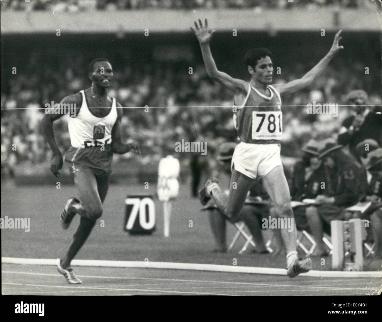 10 octobre 1968 - Le Mexique d'Olympics-Gammoudi La Tunisie remporte l'or dans la finale du 5 000 mètres. Photo montre M. Gammoudi de la Tunisie avec les bras en l'air traverse la ligne pour gagner la finale du 5 000 mètres aux Jeux Olympiques de Mexico, un deuxième étroit est H. Keino du Kenya, et le troisième a été Temu aussi de Kenya pas en photo. Banque D'Images