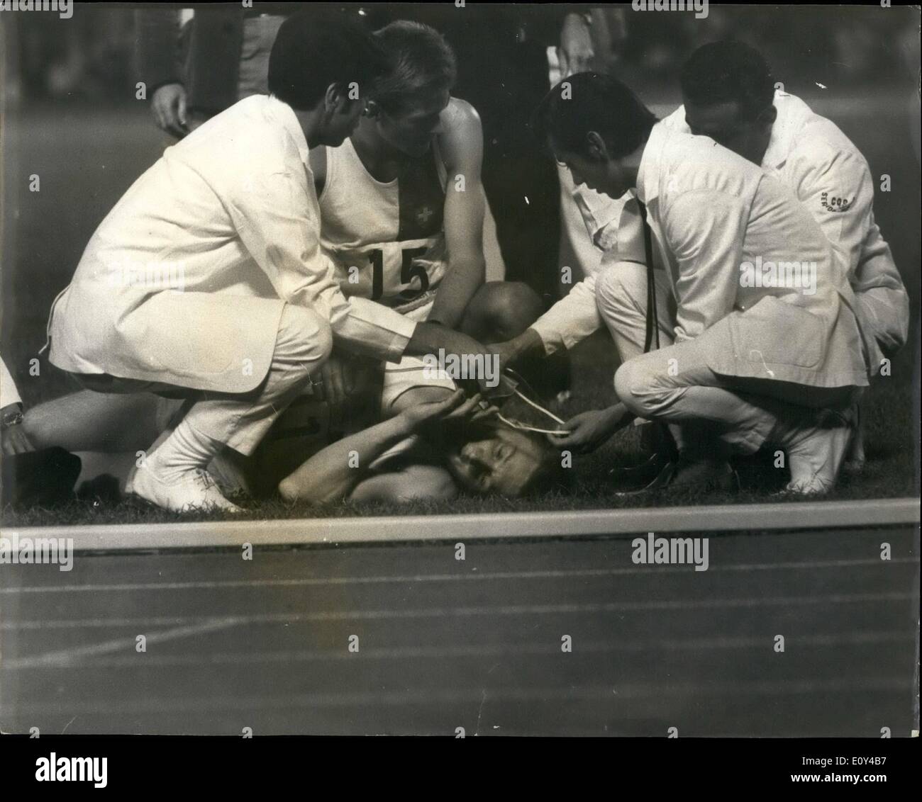 10 octobre 1968 - Le Jeux Olympiques de 1968 à Mexico Hughes (Grande-Bretagne) s'effondre après 20 000 mètres à pied. La photo montre la R.P. Hughes, de Grande-Bretagne, s'effondre à l'arrivée de la 20 000 mètres à pied, mais refuse l'oxygène qui lui est offert. Banque D'Images