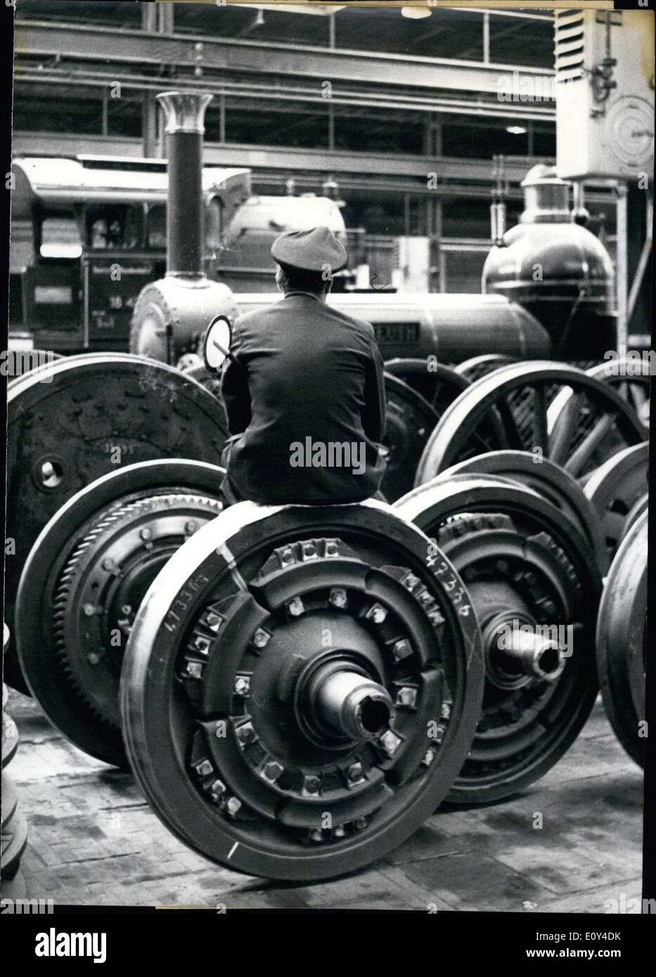 Juillet 24, 1968 - Cette vieille locomotive était sur son chemin pour le musée allemand, où les visiteurs pouvaient le voir ainsi que d'autres vieilles automobiles du passé. L'exposition a été possible grâce à l'industrie automobile et le gouvernement fédéral. Banque D'Images