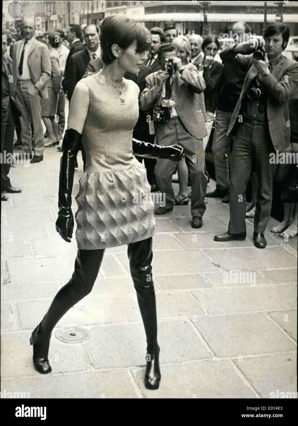Juillet 26, 1968 - Pierre Cardin, révolutionné le monde de style en  présentant son ''cardines,'' équipé à bas prix robes qui lui permettent de  les vendre à des prix inférieurs. Le principe