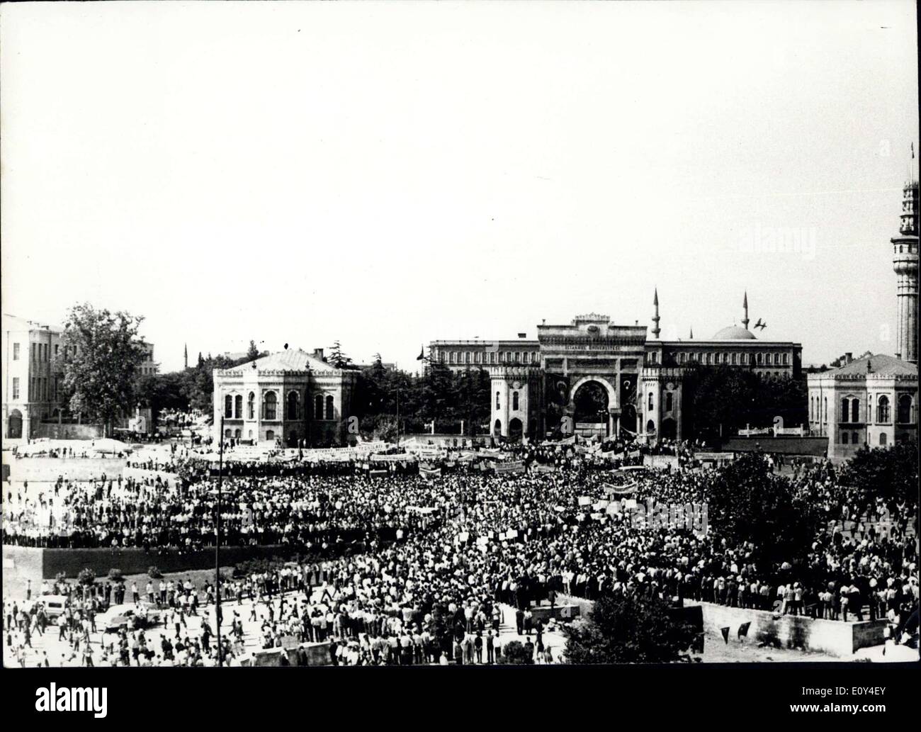 03 août 1968 - Rallye anticommuniste de l'Université d'Istanbul:Environ 40 000 personnes se sont réunies à la place Beyazit Istanbul où l'Université est situé à gauche, protestant, activités, et condamnant le communisme. Plus de 50 différentes organisations de commerce et étudiants ont participé. Banque D'Images