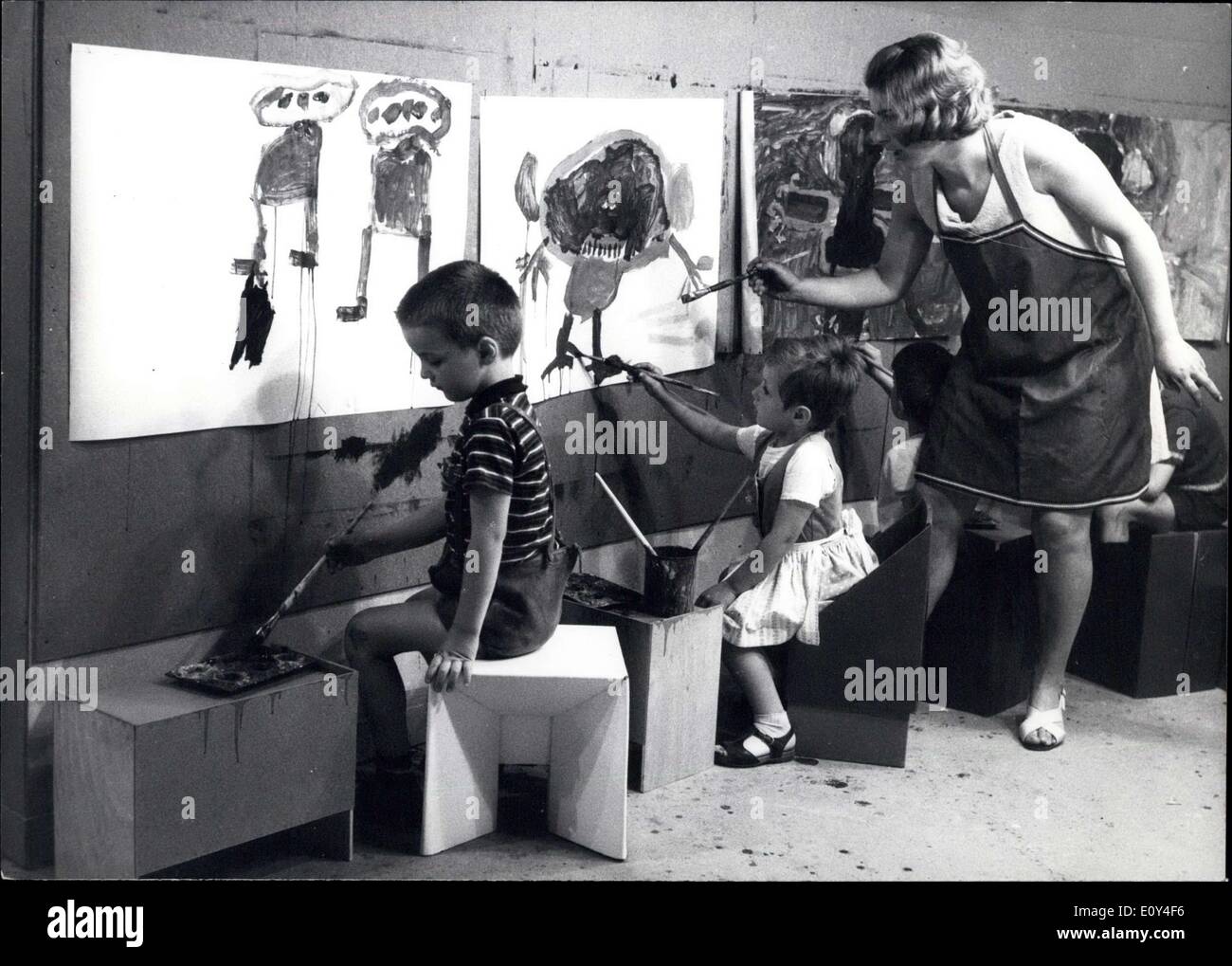 05 août 1968 - 4e documenta de Kassel le ''documenta'' - toujours ouvert jusqu'en octobre 1968 - présente environ 1000 oeuvres de 150 artistes, venant de 17 nations différentes. Plus d'un tiers sont américains, le prochain plus grand groupe d'exposants sont allemands. OPS :- ''Mini-documenta'' - d'être annexée à la grande exposition est une école de peinture, dans lequel les ''artistes de demain'' sont déjà en formation avec impatience. Banque D'Images