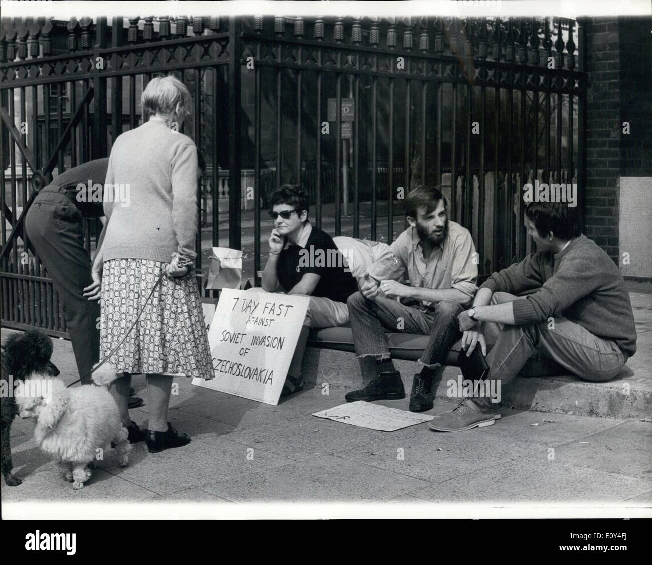 08 août 1968 - Manifestation près de l'ambassade russe rapide à Londres. Mlle Pat Arrowsmith, le militant anti-bombe, prend part à une semaine de jeûne dans les jardins du palais de Kensington, près de l'ambassade de Russie à Londres - comme une protestation contre l'occupation soviétique de la Tchécoslovaquie. Avec elle sont Andrew Wright, 24 ans, d'Argyll Road, Kensington et Alain Boult, un étudiant français. Photo : Keystone montre- Mlle Pat Arrowsmith, parle aux passants, pendant le jeûne aujourd'hui. Avec elle sont Andrew Wright et Alain Boult. Banque D'Images