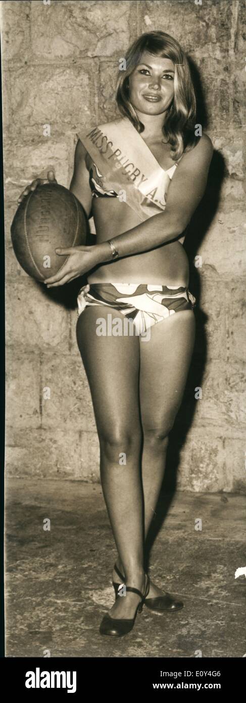 08 août, 1968 - L'introduction de Miss Rugby 69 : 23-ans Nadine Grandjean a été élu à partir de Nice a été élue Miss Rugby 66. Photo montre Miss Rugby posant pour les photographes. Banque D'Images
