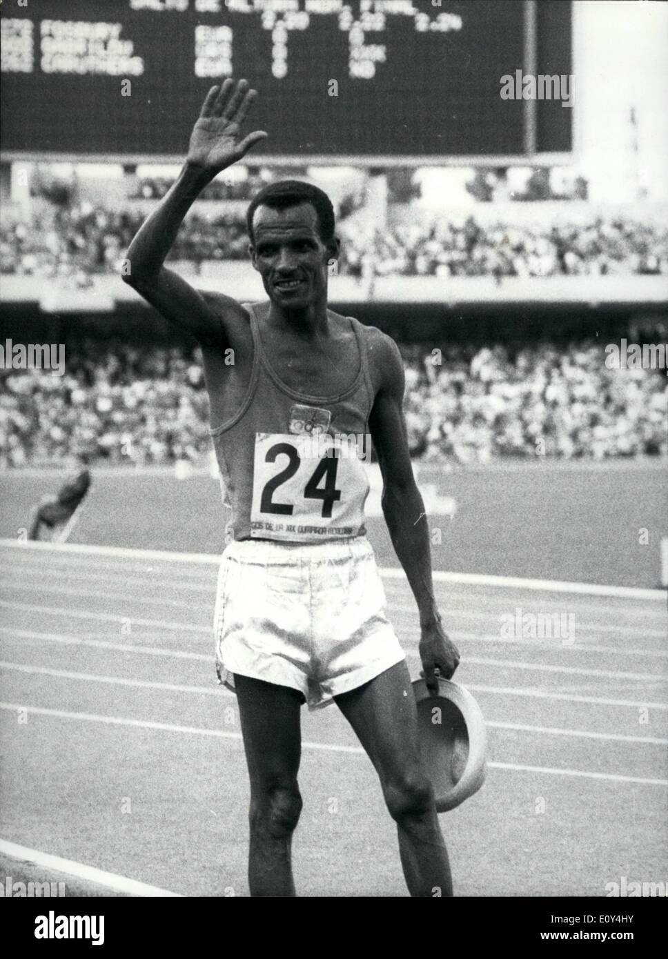 10 octobre 1968 - Le Jeux Olympiques de 1968 à Mexico. Ethiopian remporte la médaille d'or du marathon. : M. Wolde, de l'Éthiopie, reconnaît les acclamations de la foule après qu'il avait gagné le martahon dans 2h. 20 minutes 26,4 secondes dans le Jeux Olympiques de Mexico. Banque D'Images