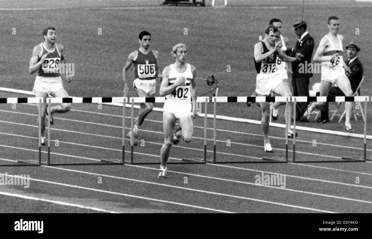 Oct 18, 1968 ; Mexico ; British runner David Hemery (402), sur son chemin vers la victoire et une médaille d'or dans l'épreuve du 400 mètres haies lors de la finale des Jeux Olympiques. Banque D'Images