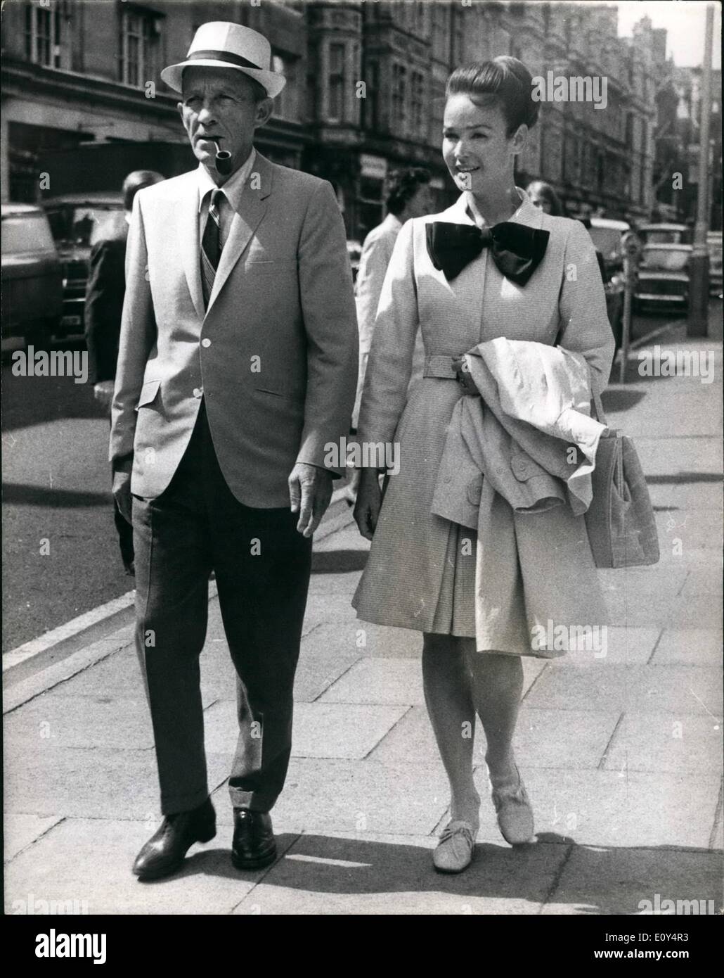 08 août 1968 - Bing Crosby et son épouse à Londres : Bing Crosby ''La vieille de plus grand'' vient d'arriver à Londres avec son épouse Kathryn après un voyage de chasse en Afrique de l'Est. Ils vont d'un séjour sera à Londres pour quelques jours avant de rentrer à la maison. Photo montre Bing et son épouse Kathryn voir couper la marche à l'ouest aujourd'hui. Banque D'Images