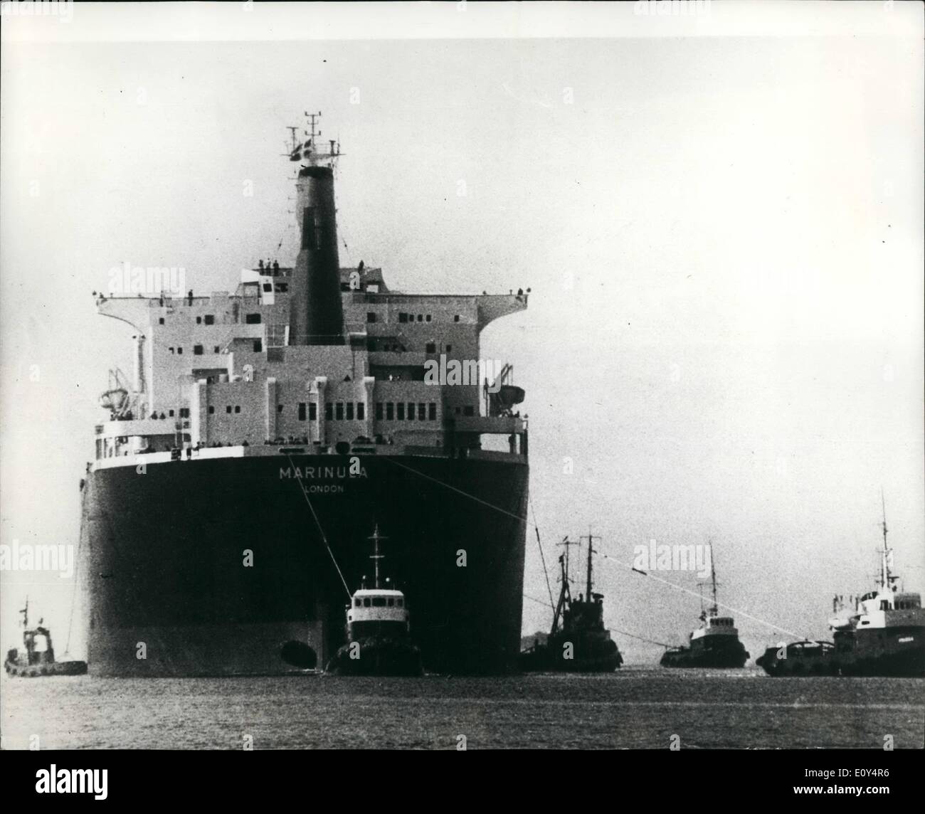 08 août, 1968 - plus grand navire jamais construit en Scandinavie pour être livré à Shell. : l'Lindoe Shipbuilding Company à l'île de Fionie, au Danemark, tiendra aujourd'hui (vendredi) offrent le plus grand navire jamais construit en Scandinavie, à Shell. Elle constitue la "arinula' un pétrolier de 196 000 tonnes de vu ici au cours d'un essai de la voile. Banque D'Images