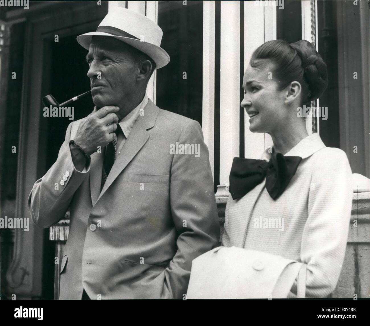08 août 1968 - Bing Crosby et son épouse à Londres : Bing Crosby ''Le vieux'' Groaner vient d'arriver à Londres avec sa jeune épouse Kathryn après un voyage de chasse en Afrique de l'Est. Ils seront d'un séjour à Londres pour quelques jours avant de rentrer à la maison. Photo montre Bing et son épouse Kathryn vu dans Londres de visiter la ville. Banque D'Images