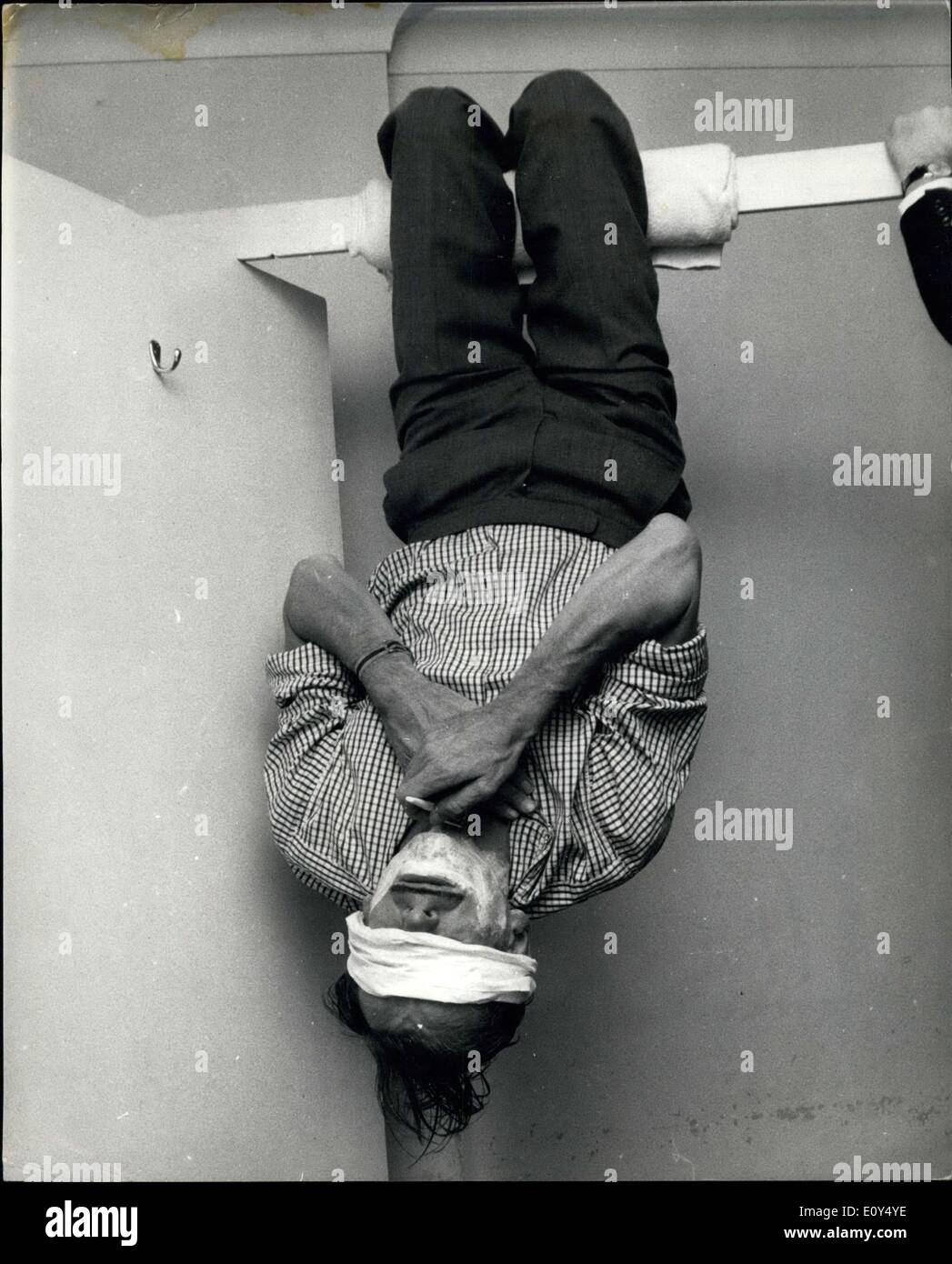 30 octobre 1968 - Championnat de vitesse. Qui est le meilleur rasoir de Grande-Bretagne ? Toujours prêt, il est Personna compter Michael de Haviland Geragthy, et offrent de 0 à n'importe qui qui peut le battre. Il s'agit d'un concours pour les rasoirs humide uniquement, à l'aide d'une lame Personna. Pour gagner 0 un candidat doit prouver au juge qu'il peut parvenir à un environnement plus propre, plus rapide que le rasage Personna nommé champion, qui va se raser à la fin du concours. Le concours a lieu demain soir à la boutique de coiffeur à Bush House, Aldwych Banque D'Images