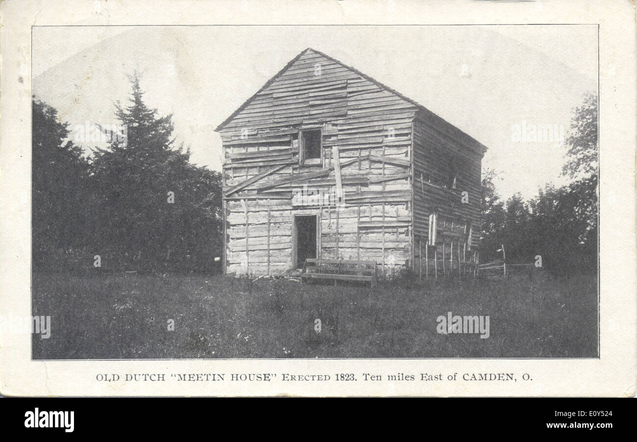 Cette carte postale de la collection Bowden présente l'Old Dutch Meeting House à Camden, Ohio. Le bâtiment est un exemple de l'architecture américaine du XIXe siècle, historiquement important comme lieu de culte et de rassemblements communautaires. La carte postale capture son design intemporel et son rôle dans l'histoire locale de l'Ohio. Banque D'Images