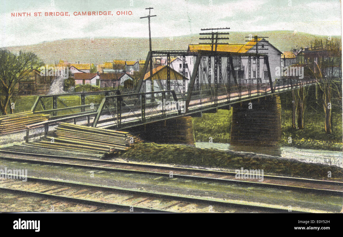 Le pont de la Ninth Street à Cambridge, Ohio, est représenté sur cette carte postale historique, mettant en valeur l'architecture du pont et son importance dans le réseau de transport de la région. Banque D'Images