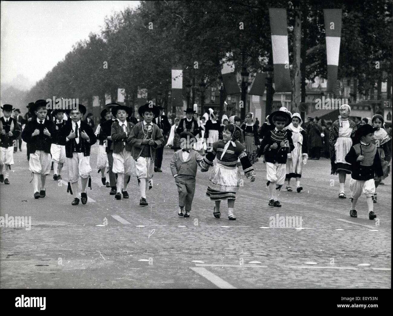 Le 10 novembre 1968 - à la mémoire du 50e anniversaire de l'armistice de 1918, beaucoup de manifestations ont eu lieu dans tout Paris. Ministre des Anciens Combattants, M. Duvillard, a présidé un défilé des 28 provinces françaises sur les Champs Elysées. Banque D'Images