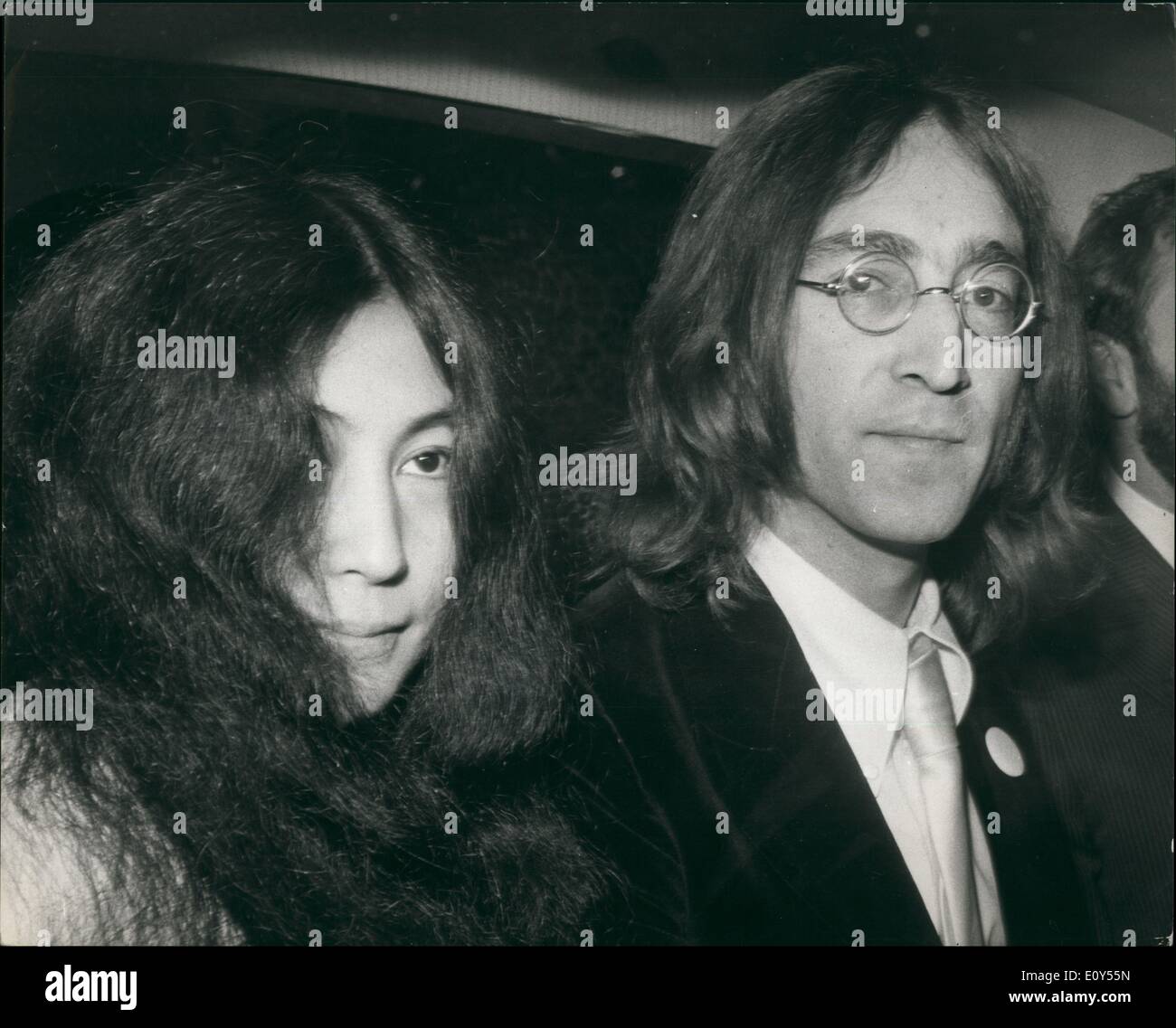11 novembre 1968 - John Lennon en cour : John Lennon et son amie japonaise, Yoko Ono, a comparu de nouveau aujourd'hui à Marylebone cour. Le mois dernier, ils ont été placés sur ail jusqu'à aujourd'hui, accusé de possession de cannabis et d'entrave à la police dans l'exécution d'un mandat de perquisition. Sur la photo, John Lennon et Yoko Ono, représentés dans leur voiture aujourd'hui. Banque D'Images